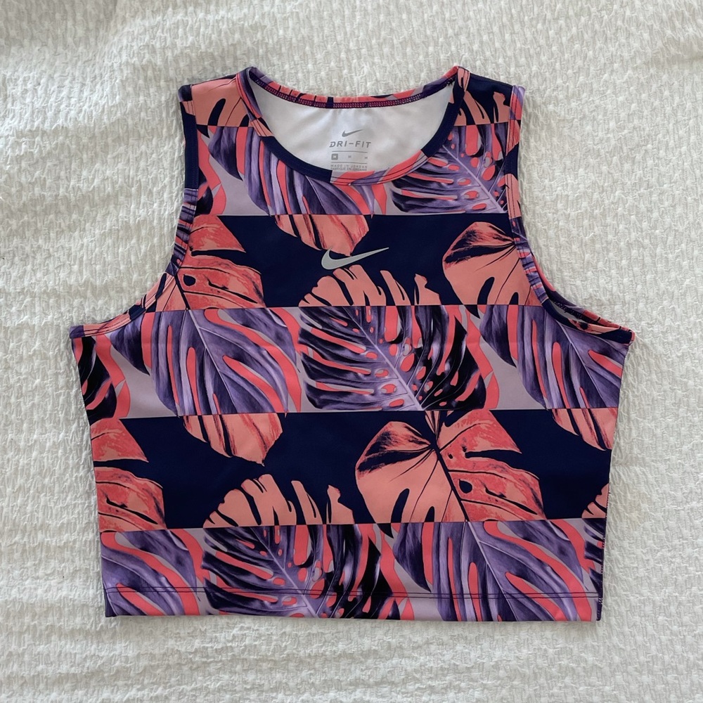 NWOT Nike Dri-Fit top 🌼